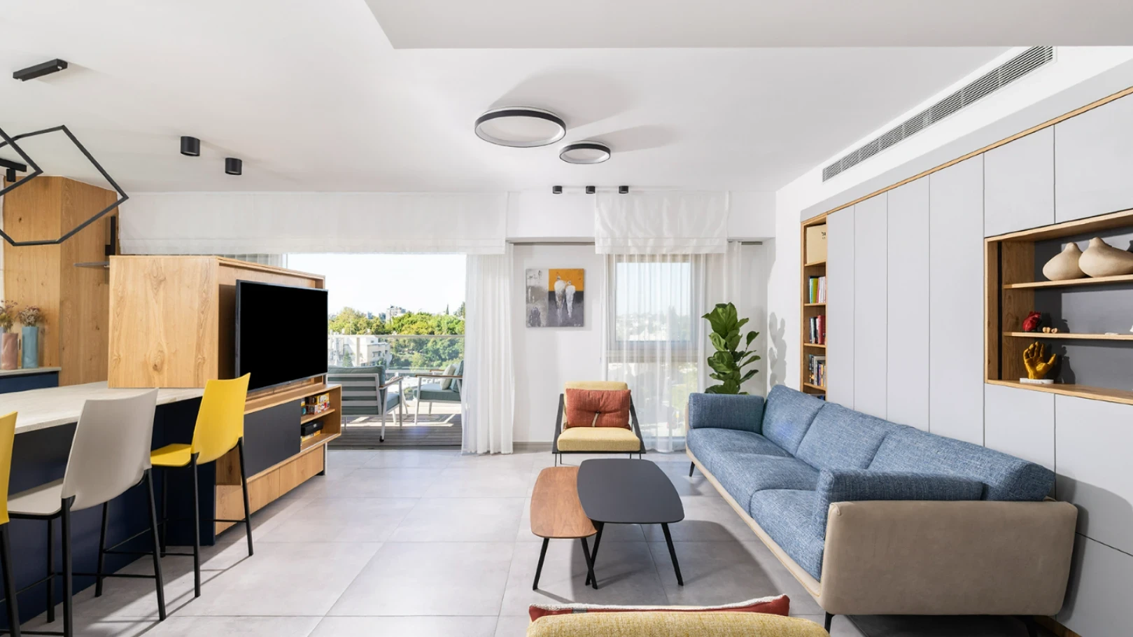 קלאסית, נעימה ועל זמנית: דירה במראה שובבי לזוג צעיר בצפון של תל אביב