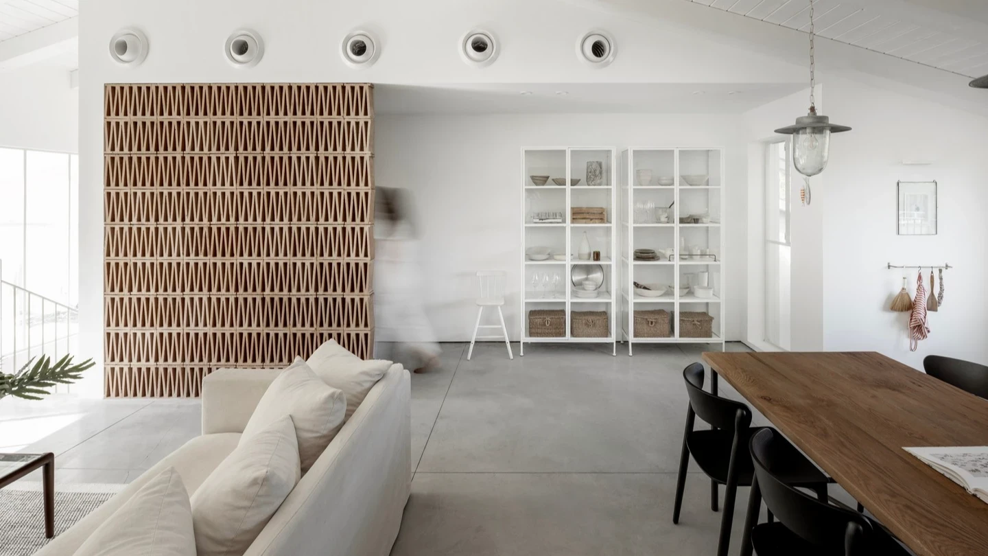 בית דו מפלסי ברמת אביב: פרנץ' שיק ותעשייתיות מול חורשה ירוקה