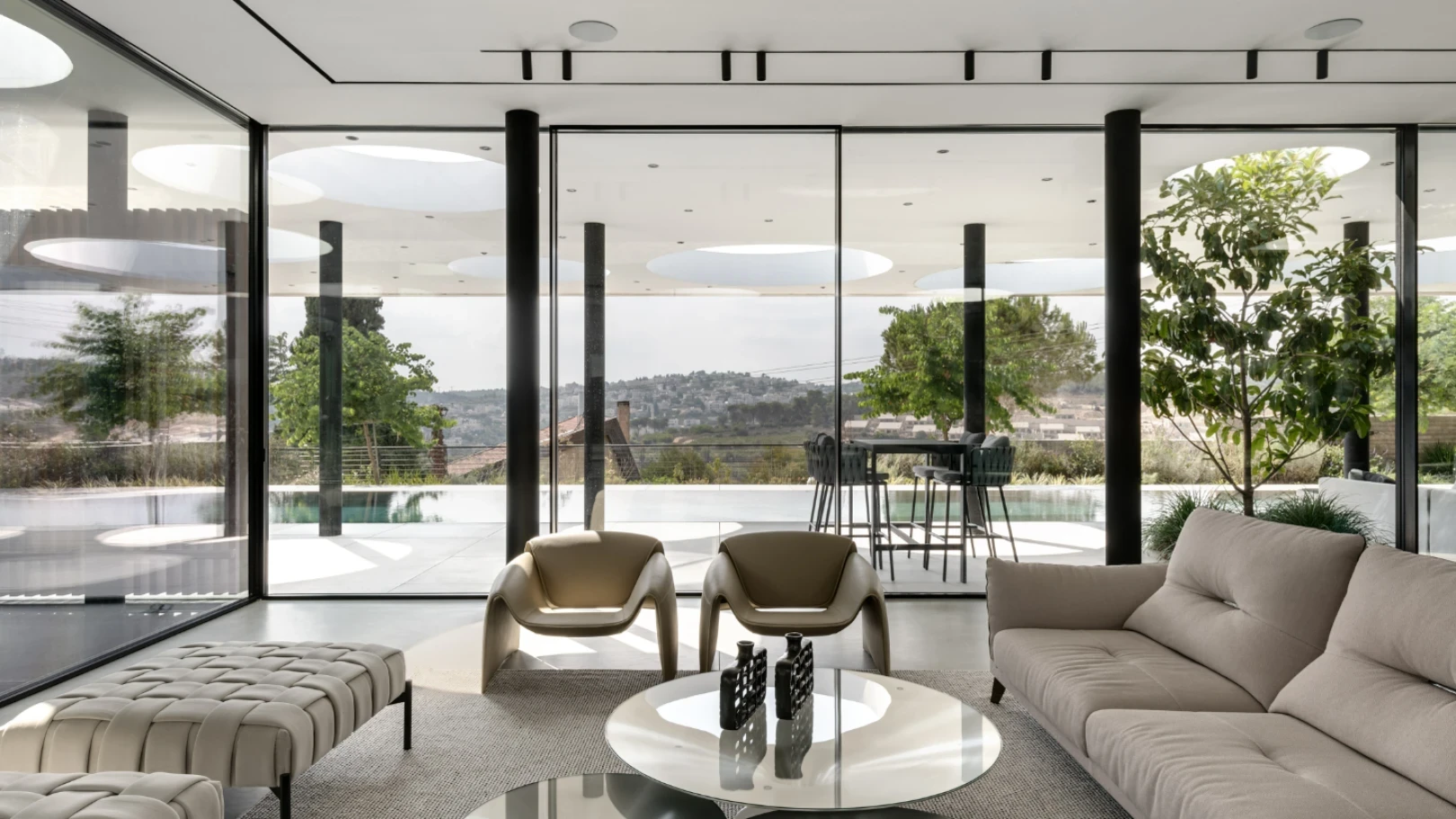 בין העיר לטבע: דן והילה ישראלביץ' מתכננים בתים שמרפאים את הנפש