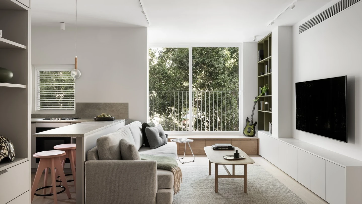 רוק אנד רול פוגש קלאסיקה: דירה אורבנית של רווק