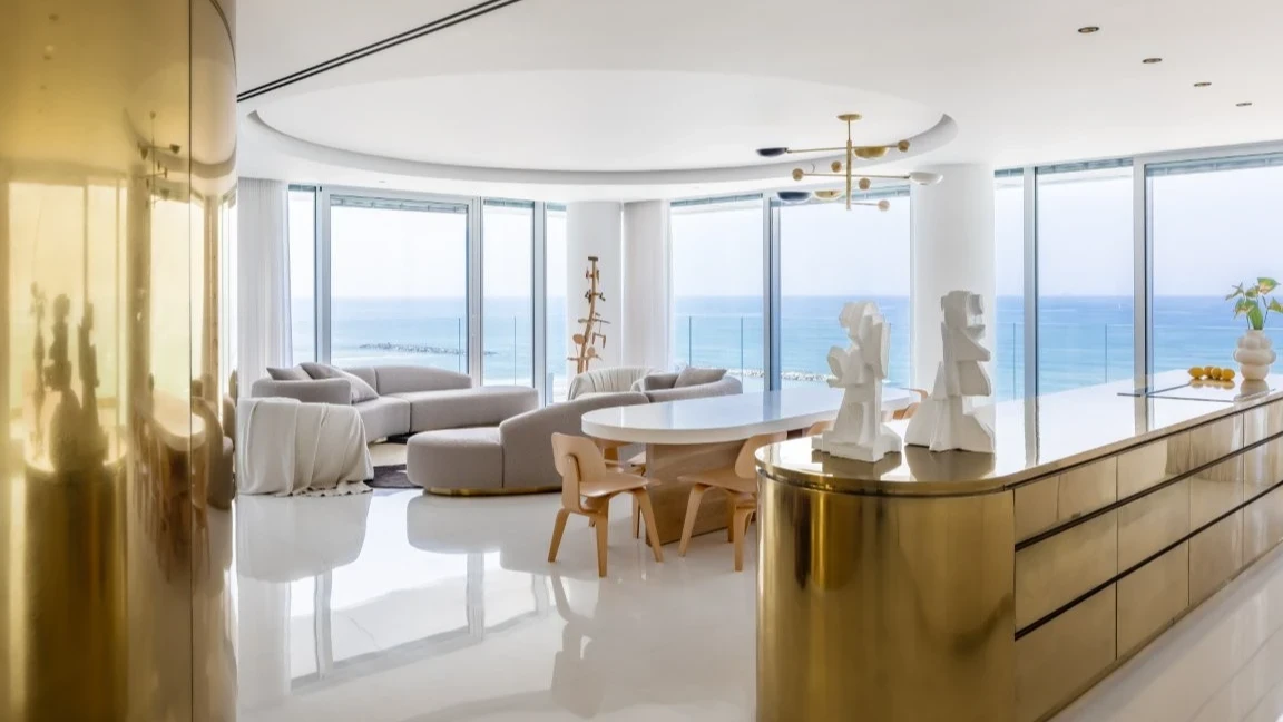 "כשעיצבנו את הבית הזה, לא יכולתי לתלות את האמנות שלו על הקיר. אז הנחתי אותה על הרצפה"